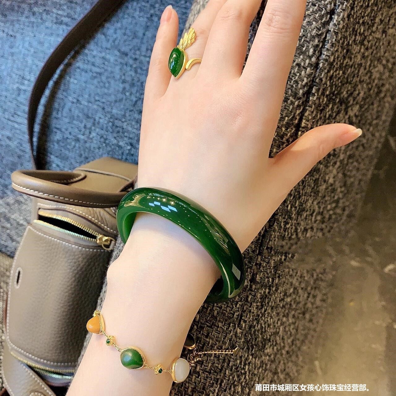 天然新疆和田玉碧玉手镯 女款菠菜绿墨绿正圈玉镯